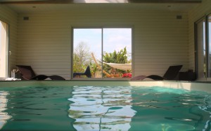 piscine intérieure chauffée du gîte O naturel        